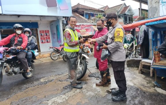 Selalu Ingatkan Warga dari Covid-19, Polisi Bagikan Masker Gratis Kepada Warga di Masa PPKM