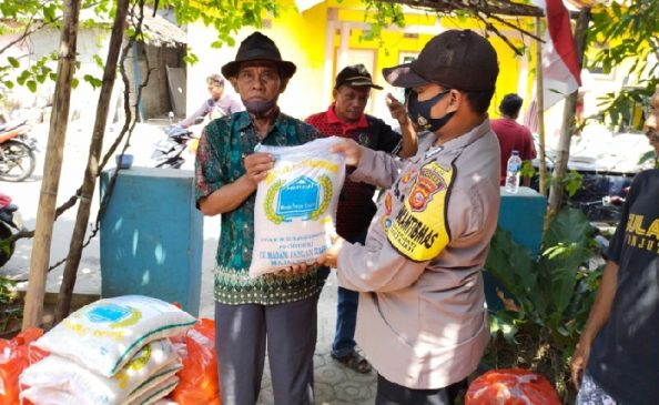 Pastikan Tepat Sasaran, Polisi Dampingi Aparat Desa Salurkan BPNT Kepada Warga