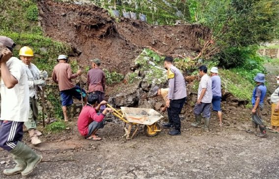 Bersama Warga, Polisi Kerja Bakti Bersihkan Material Longsoran Tanah