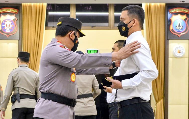 Kapolri Lantik 44 Eks Pegawai KPK Jadi ASN, Perkuat Komitmen Pemerintah Dalam Rangka Antikorupsi