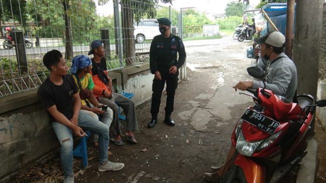 Kesadaran Masyarakat Memakai Masker Berkurang, Personel Sat Brimob Polda Jabar Ingatkan Warga Tetap Taat Prokes di Masa PPKM