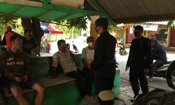 Ojek Pangkalan Jadi Sasaran Sat Brimob Polda Jabar Berikan Edukasi Prokes di Masa PPKM