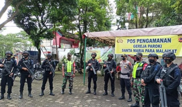 Patroli Sat Brimob Polda Jabar Bersinergi Bersama TNI Amankan Ibadah Natal 2021 si Beberapa Gereja Wilayah Cipanas
