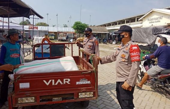 Perketat Pengawasan Prokes, Polisi Laksanakan Patroli dan Imbauan di Posko Terpadu PPKM Pasar Sukra