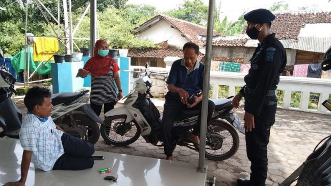 Personel Sat Brimob Polda Jabar Ajak Masyarakat Patuhi Prokes Cegah Penularan Cluster Baru