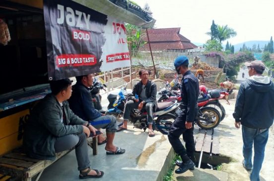 Personel Sat Brimob Polda Jabar Tegur Masyarakat yang Tidak Pakai Masker di Masa PPKM