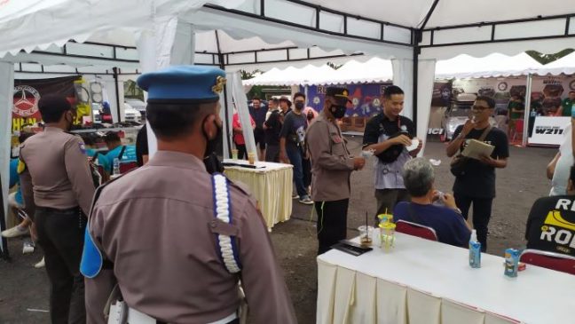 Polisi Bagikan 100 Masker di Hari Minggu Bagi Pengunjung Mall di Tengah PPKM