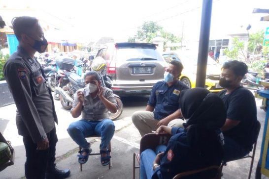 Polisi Berikan Edukasi Penerapan Prokes Kepada Masyarakat yang Berkerumun di Tengah PPKM