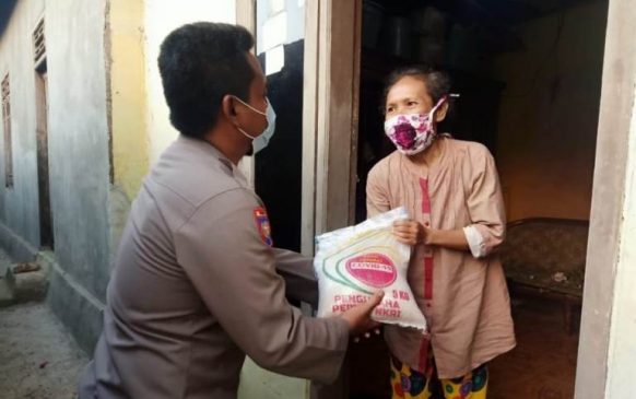 Polisi Distribusikan Bansos Paket Sembako di Kabupaten Subang di Masa PPKM
