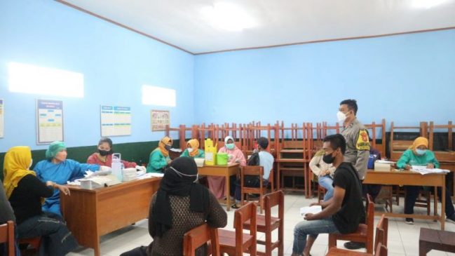 Polisi Gelar Vaksinasi Dosis 2 di SDN Andir 02 di Tengah PPKM