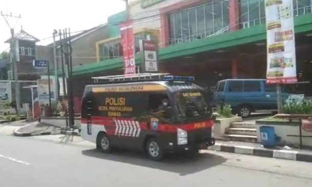 Polisi Gunakan Mobile Publik Address Berkeliling Berikan Imbauan Prokes dan Ajak Warga Ikut Vaksinasi Covid-19 di Masa PPKM