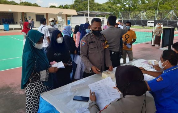 Polisi Jemput Serta Kawal Warganya Saat Vaksinasi Serentak