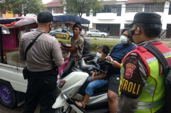 Polisi Laksanaan Operasi Yustisi Gakplin Inpres No. 6 Tahun 2020 dan Perwali No.106 Tahun 2021 Serta Membagikan Masker di Ttengah PPKM