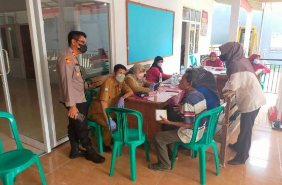 Polisi Lakukan Pengamanan Sekaligus Monitoring Penyuntikan Vaksin Covid-19 di Masa PPKM