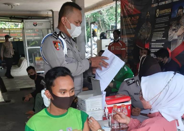 Polisi Monitoring Gerai Vaksinasi Presisi Bhakti Kesehatan Bhayangkara untuk Negeri di Masa PPKM