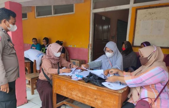 Polisi Monitoring Giat Vaksinasi Covid-19 dan Berikan Edukasi Prokes di Dusun 01 Ciborelang