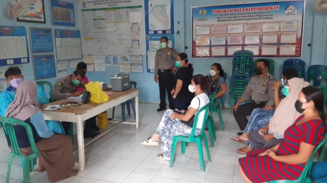 Polisi Monitoring Pelaksanaan Vaksin Dosis 1 dan 2 di Masa PPKM