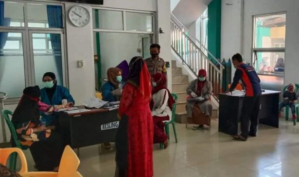 Polisi Monitoring Pelaksanaan Vaksinasi Berikan Imbauan Tetap Patuhi Prokes Covid-19 di Masa PPKM