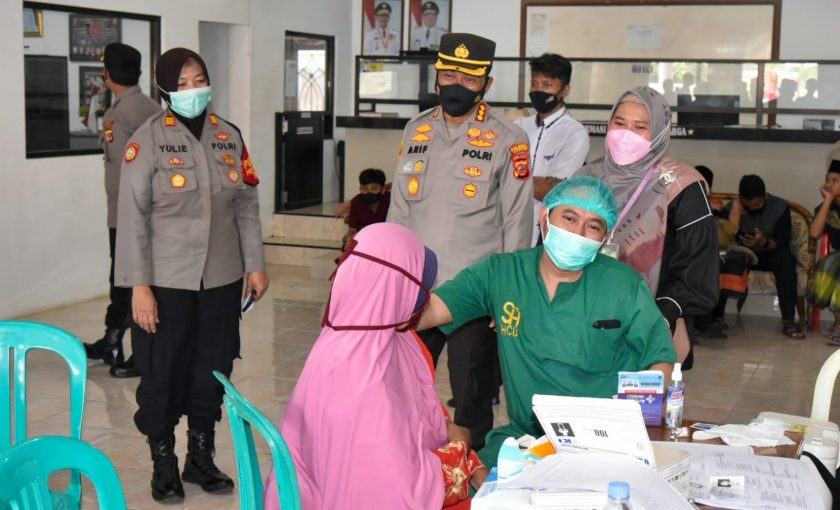 Polisi Monitoring Vaksinasi Massal Grebeg Desa di Masa PPKM