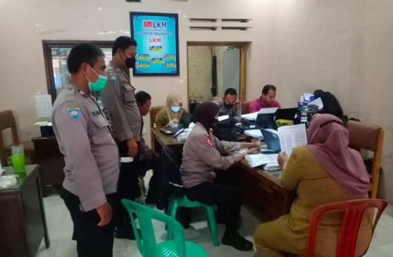 Polisi Monitoring Vaksinasi Massal di Desa Bakung Kidul di Tengah PPKM