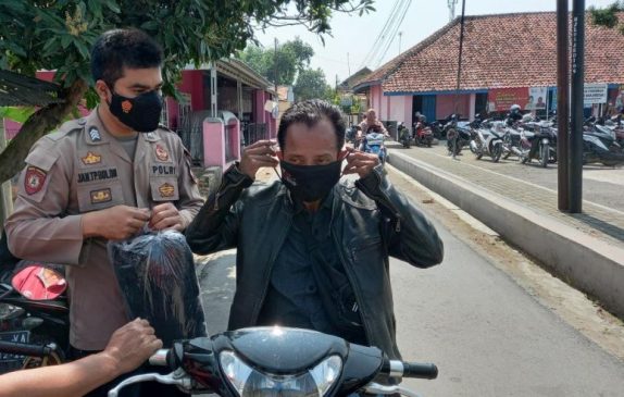 Polisi Optimalkan Operasi Yustisi dan Bagikan Masker Ke Warga Cegah Covid-19 di Masa PPKM