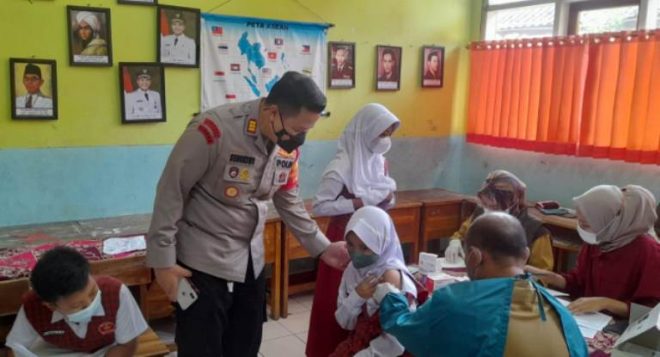 Polisi Pantau Vaksinasi Anak di SDN Korpri 02