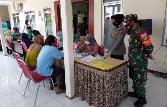 Polwan Bhabinkamtibmas Terjun Langsung Monitoring Vaksinasi Warga Binaan di Masa PPKM