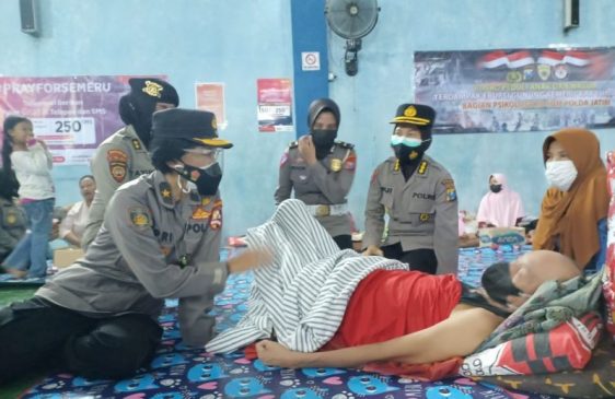 Polwan RI Salurkan Bansos dan Gelar Trauma Healing Korban Erupsi Gunung Semeru