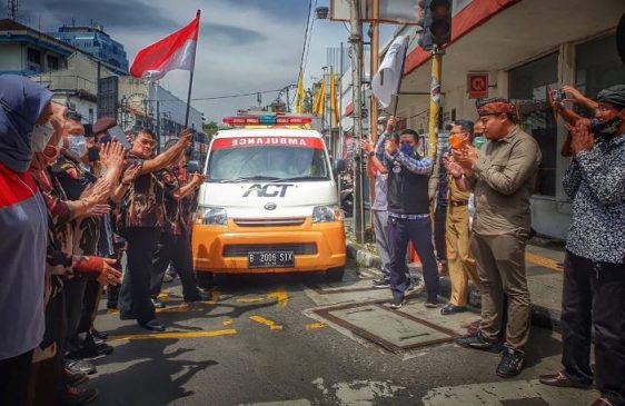 Puluhan Ton dari Dermawan Jawa Barat Dikirimkan untuk Korban Erupsi Semeru