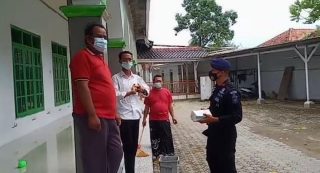 Sat Brimob Polda Jabar Datangi Warga Winong, Edukasi Prokes dan Bagikan Masker