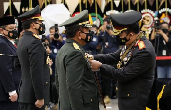 Sematkan Bintang Bhayangkara Pratama, Kapolri Komitmen Lakukan Pembenahan