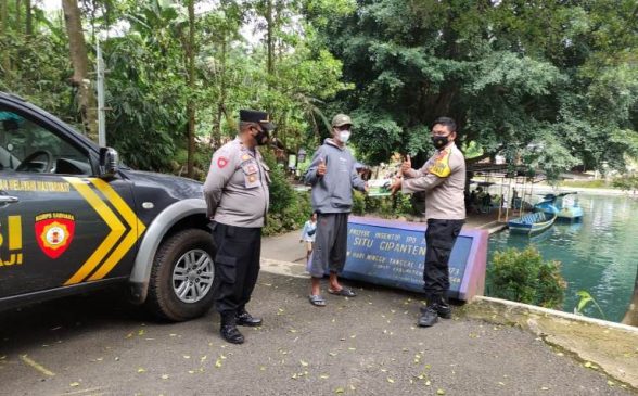 Bantu Jaga Kamtibmas, Polisi Door to Door Berikan Senter Kepada Warga