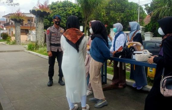 Berikan Edukasi Tatanan Hidup Baru, Personel Sat Brimob Polda Jabar Ingatkan Prokes Kepada Masyarakat
