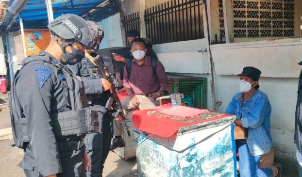 Cegah dan Meminimalisir Penyebaran Covid-19, Jajaran Sat Brimob Polda Jabar Bagikan Masker dan Edukasi Vaksin