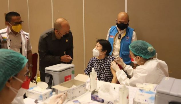 Edwin Senjaya Tinjau Pelaksanaan Vaksinasi Booster Masyarakat Tionghoa Peduli Kota Bandung
