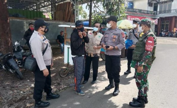 Gencar TNI-Polri Bagikan Masker ke Pengguna Jalan Upaya Cegah Penyebaran Covid-19