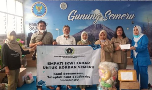 Hilangkan Trauma Erupsi Semeru, IKWI Jawa Barat Sumbang Peralatan Trauma Healing Anak