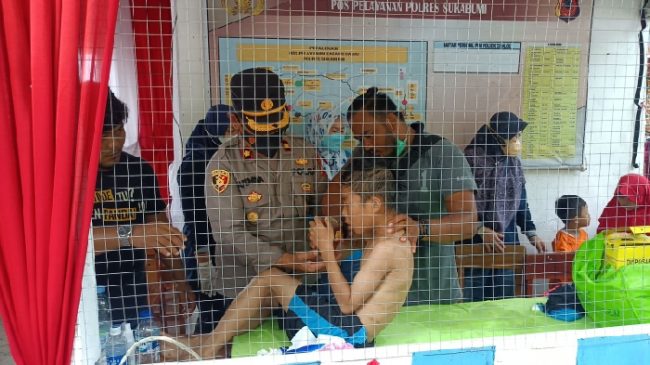 Polisi dan Tim Medis Gerai Vaksin Pos Pam Wisata Karanghawu Berikan Pertolongan Pertama Pada Anak yang Tenggelam