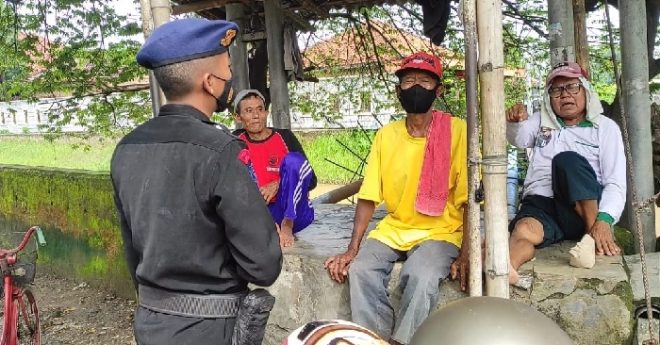Anggota Sat Brimob Polda Jabar Bagikan Masker Gratis Kepada Para Tukang Becak di Arjawinangun