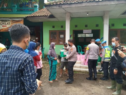 Polisi Beri Bantuan Sembako Pada Warga Terdampak Pergerakan Tanah Tebing di Sumedang