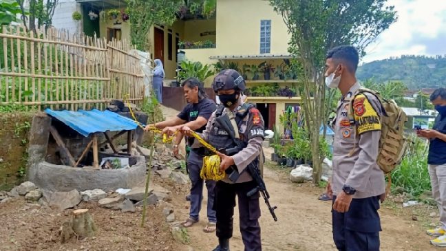 Sat Brimob Polda Jabar Sisir Lokasi Temuan Mortir Sisa PD II di Lembang
