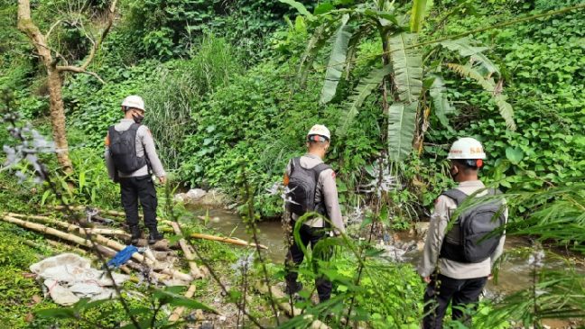 Kondisi Cuaca Labil, Anggota Sat Brimob Polda Jabar Laksanakan Patroli SAR Wilayah Cipanas Cianjur
