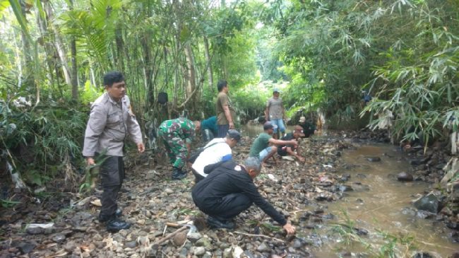 Sinergitas Bhabinkamtibmas Bersama Babinsa Bantu Warga Bersihkan Aliran Sungai Palayangan
