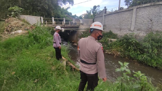 Cek Sungai di Musim Penghujan Sat Brimob Polda Jabar Antisipasi Banjir Saat Hujan Deras