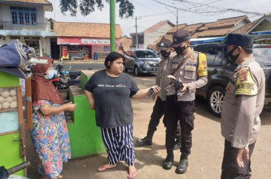 Sambangi Warga Binaan, Polisi Door to Door Bagikan Masker Upaya Cegah Penyebaran Covid-19