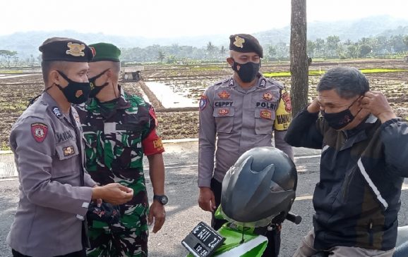 Kompak ! Polisi dan TNI Bagikan Masker ke Pengguna Jalan Cegah Penyebaran Covid-19