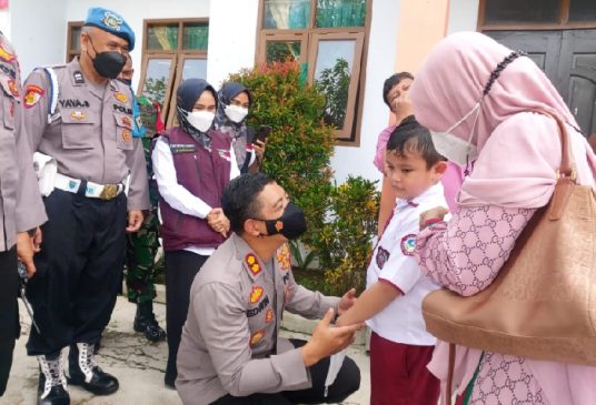 Tinjau Percepatan Vaksinasi Anak, Polisi Ajak Bercanda dan Berikan Motivasi saat Divaksin