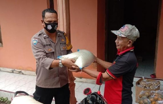 Polisi Beri Bansos Kepada Warga yang Memiliki Keterbatasan Ekonomi