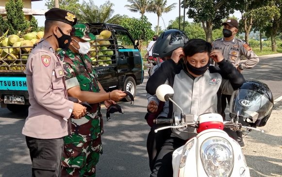 Secara Bersinergi TNI-Polri Bagikan Masker ke Pengguna Jalan Cegah Penyebaran Covid-19