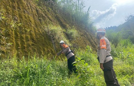 Patroli SAR Sat Brimob Polda Jabar Cek Tebing Rawan Longsor Wilayah Lembang